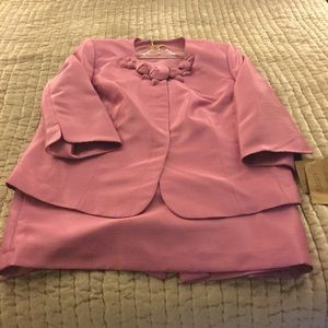 Kasper Suit in a Rose color